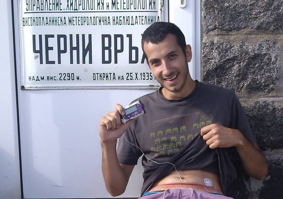 Зад благотворителните кампании с изкачването на български върхове, организирани като събития във "Фейсбук" през март и април, стои 27-годишният Николай Герев. От 6-7 години се е посветил на това да помага на хора в нужда - намира ги и търси помощ за тях от приятели и познати на приятели и познати чрез приятели и познати. Снимките са от личния архив на Николай Герев, предоставени на "Дневник".