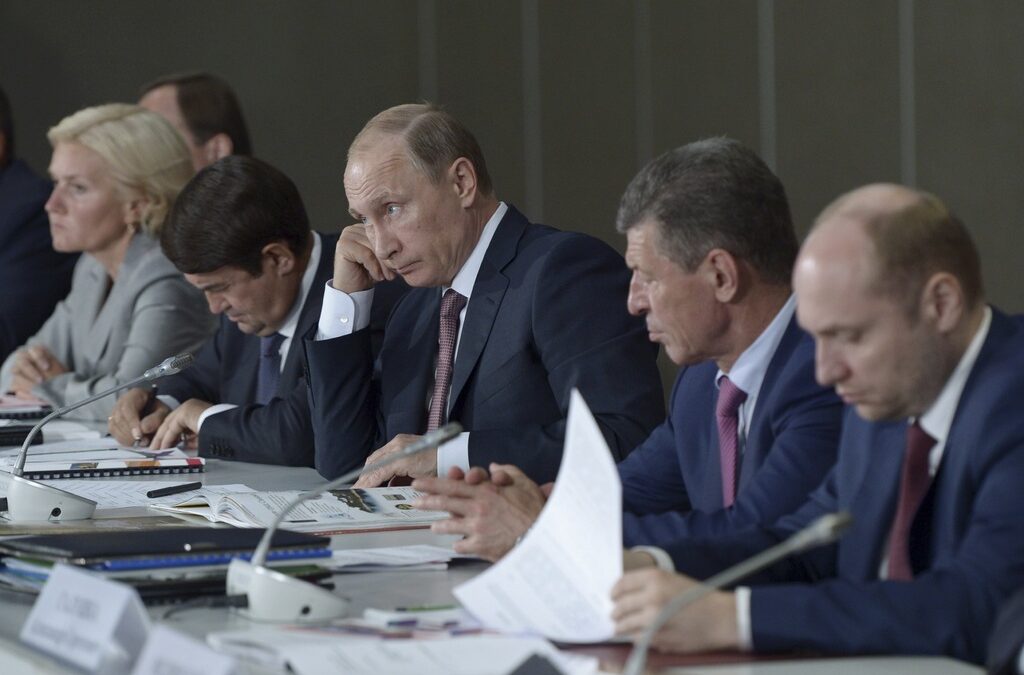 Путин проведе заседанието в Ялта на Крим в опит да стимулира туризма към анексирания полуостров, който е без сухопътна връзка с Русия.