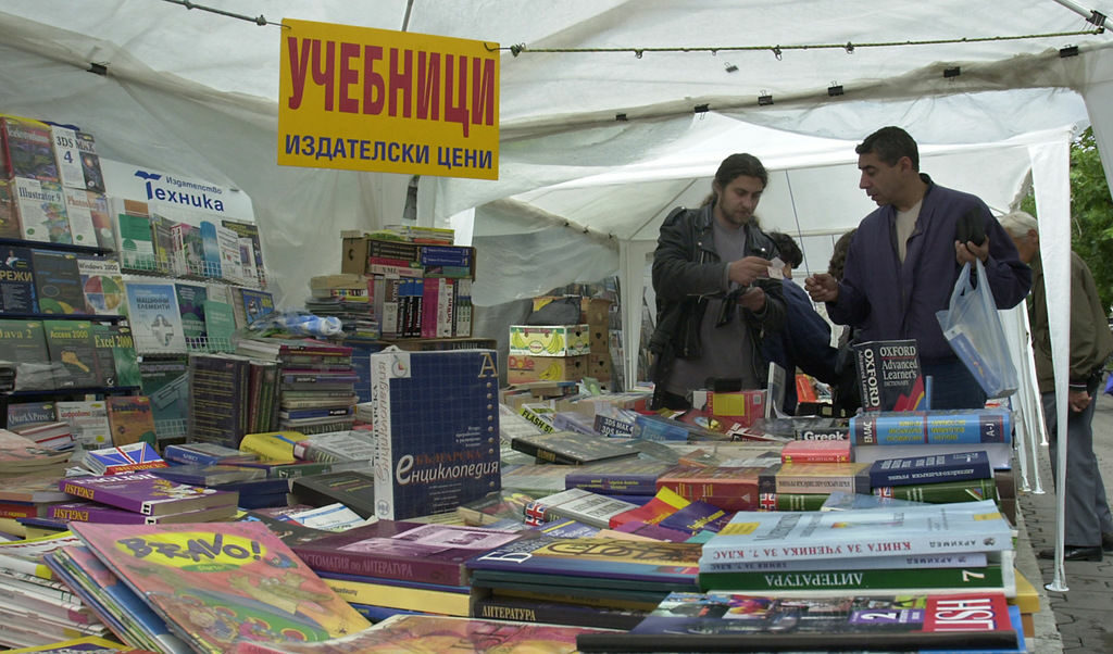 Недоразуменията в учебниците остават поне за още една учебна година