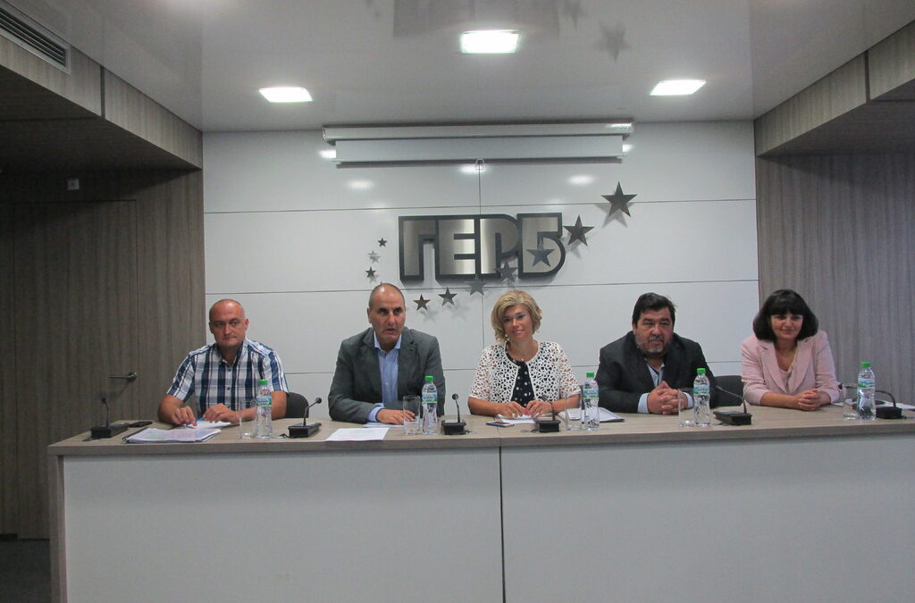 Председателят на предизборния щаб на ГЕРБ Цветан Цветанов, организационният секретар на партията Цветомир Паунов и депутатите на ГЕРБ от София-област на среща с кандидатите на партията за кмет в софийска област. Снимката е от пресцентъра на ГЕРБ.