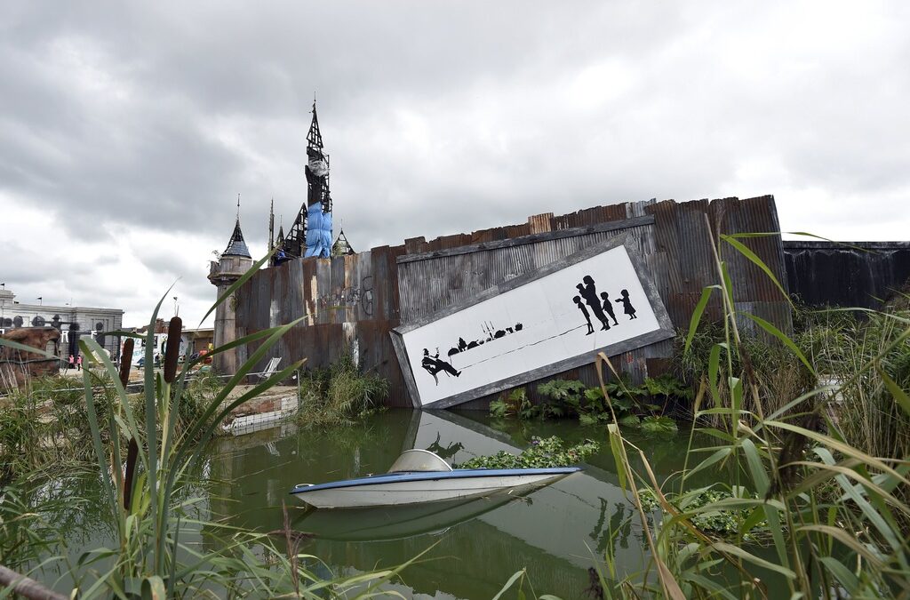 Банкси разглобява "увеселителния" си парк Dismaland в помощ на бежанците