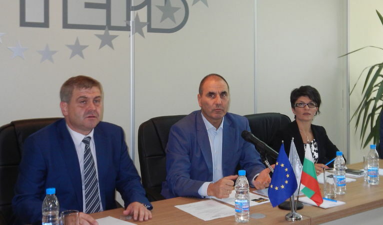 Зам.-председателят на ГЕРБ Цветан Цветанов, депутатът на ГЕРБ от Монтана Десислава Атанасова и кандидатът на ГЕРБ за кмет на Монтана Дилян Димитров (вляво). Снимката е предоставена от пресцентъра на ГЕРБ€