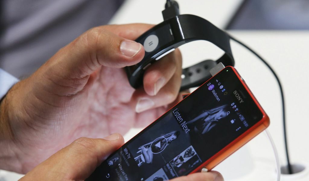 Sony разработва часовник-портмоне
