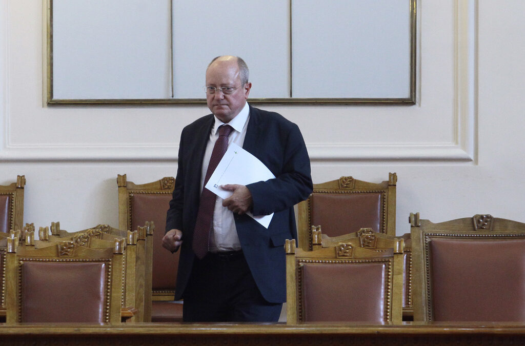 Министър Тодор Танев заяви, че в 57 училища ще има ремонти и след началото на учебната година