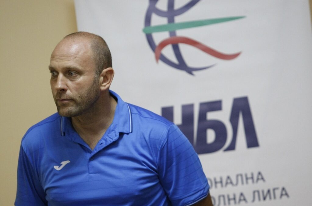Въпреки че през този сезон не е треньор, Константин Папазов има доста ангажименти - шеф на баскетболната лига, президент на "Левски 2014" и управител на зала "Универсиада" Въпреки че през този сезон не е треньор, Константин Папазов има доста ангажименти - шеф на баскетболната лига, президент на "Левски 2014" и управител на зала "Универсиада"