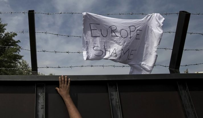 "Срамота, Европа!", пише на тениска, окачена от имигранти на оградата при село Хоргош между Унгария и Сърбия.