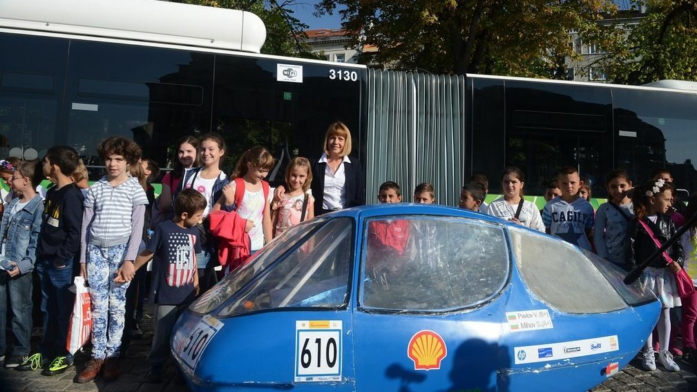 Студенти от Техническия университет – София, демонстрират визията на Shell Eco-marathon за устойчив транспорт по време на Европейската седмица на мобилността