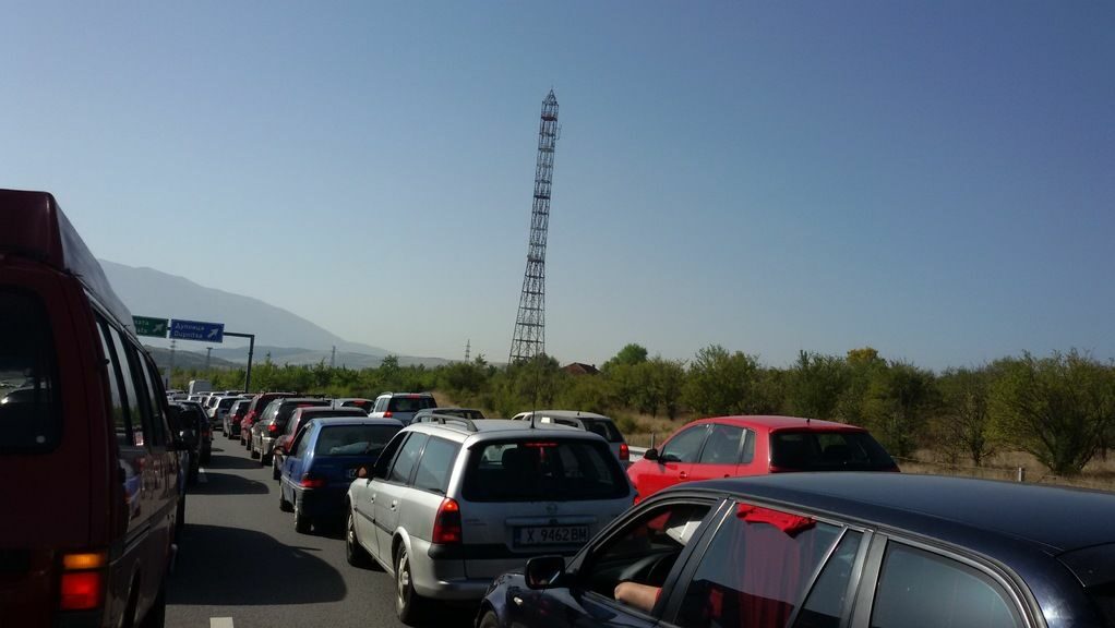 Има припаднали от жегата в задръстването край Дупница, кметството изпраща вода