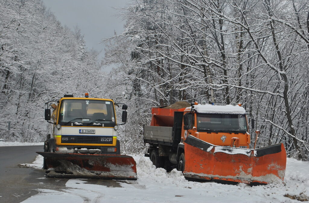 Половин милион абонати са без ток, военни машини се включват в борбата със снега Половин милион абонати са без ток, военни машини се включват в борбата със снега