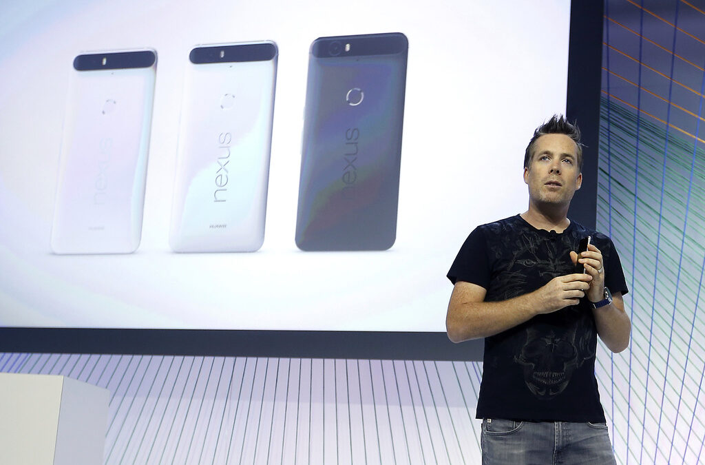 Дейв Бърк, вицепрезидент в "Гугъл", представи Nexus 6P.