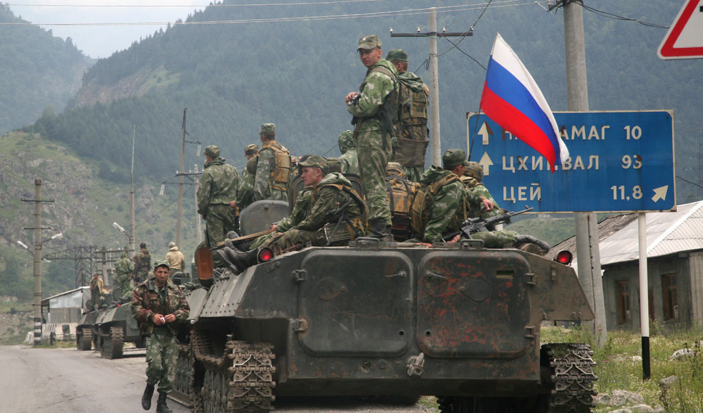 Русия изпрати военни части на помощ на отцепилия се район Южна Осетия след атаката на Грузия.