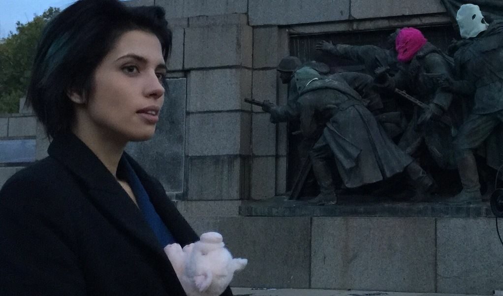 Надежда Толоконникова пред Паметника на Съветската армия. Надежда Толоконникова пред Паметника на Съветската армия.