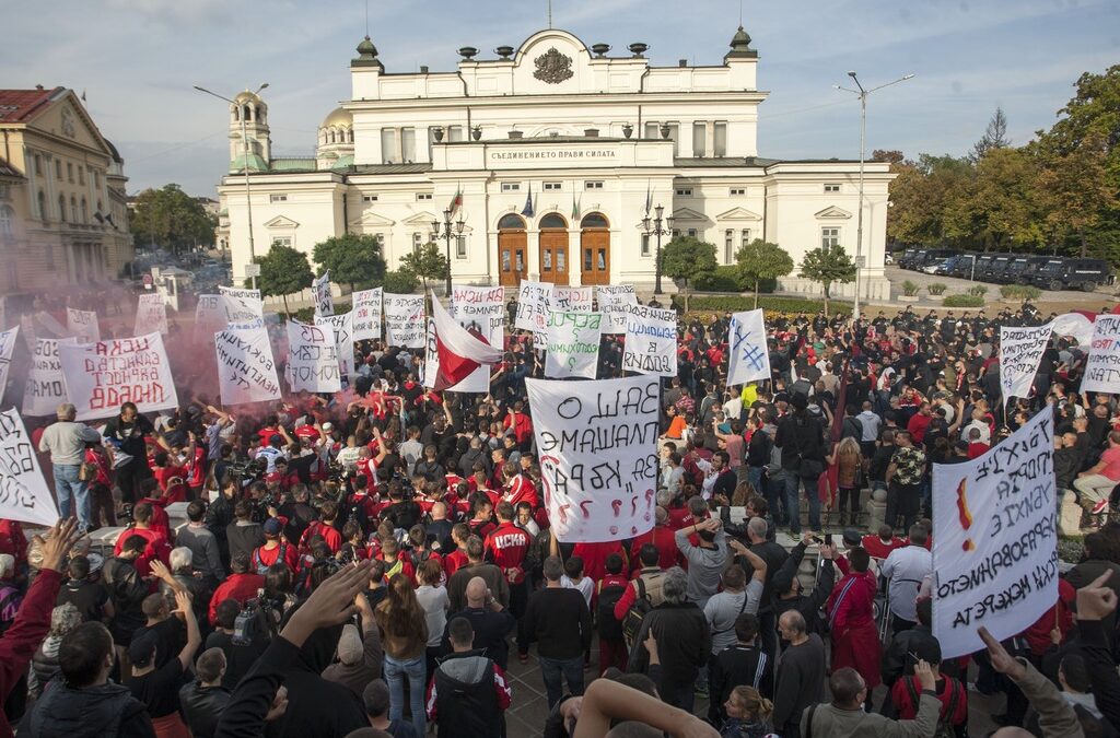 Около 4000 души се включиха в протеста и поискаха справедливост за спортните клубове на ЦСКА Около 4000 души се включиха в протеста и поискаха справедливост за спортните клубове на ЦСКА