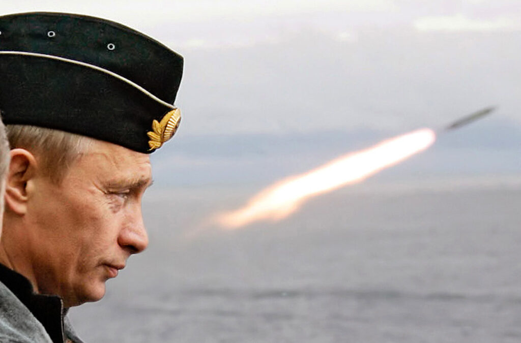 Президентът на Русия Владимир Путин по време на ракетни учения в Арктика.