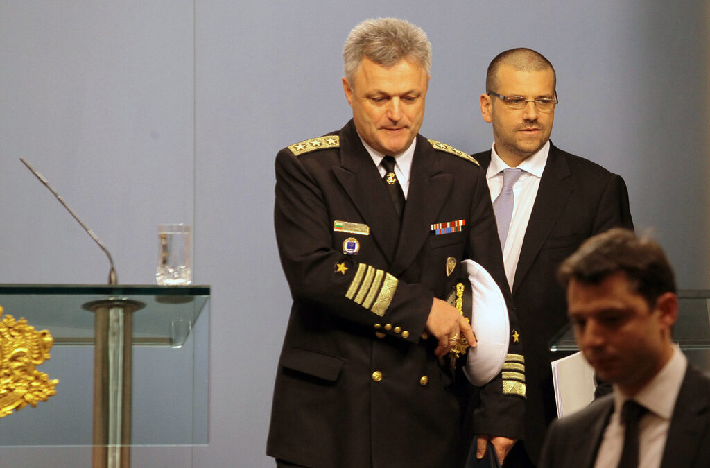 На тази снимка, още като вицеадмирал, най-вляво, е Пламен Манушев заедно с бившия главен секретар на МВР Калин георгиев и бившият енергиен министър Делян Добрев.<br /> На тази снимка, още като вицеадмирал, най-вляво, е Пламен Манушев заедно с бившия главен секретар на МВР Калин георгиев и бившият енергиен министър Делян Добрев.<br />