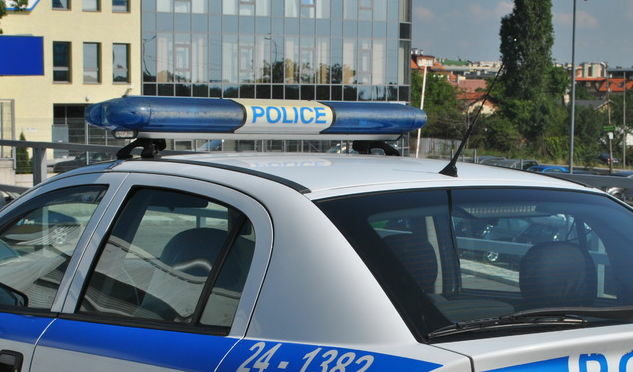В плевенско е задържан шофьор, ударил умишлено две полицейски коли и контузил полицай