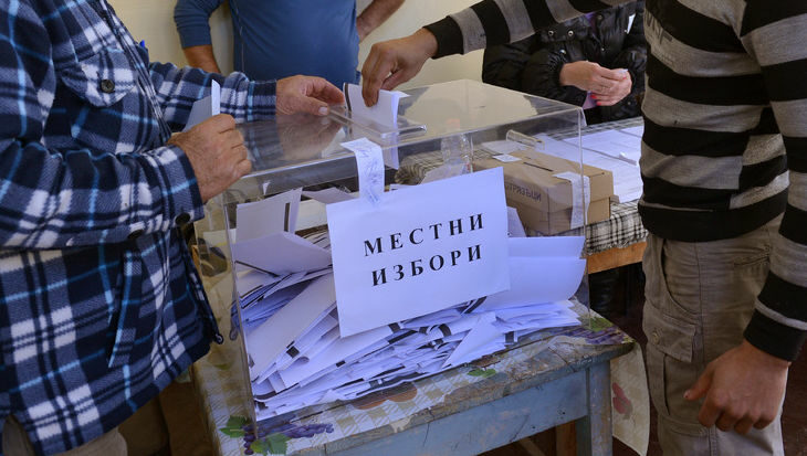 Виц на деня: Прибира се кандидат-кмет посърнал... Виц на деня: Прибира се кандидат-кмет посърнал...