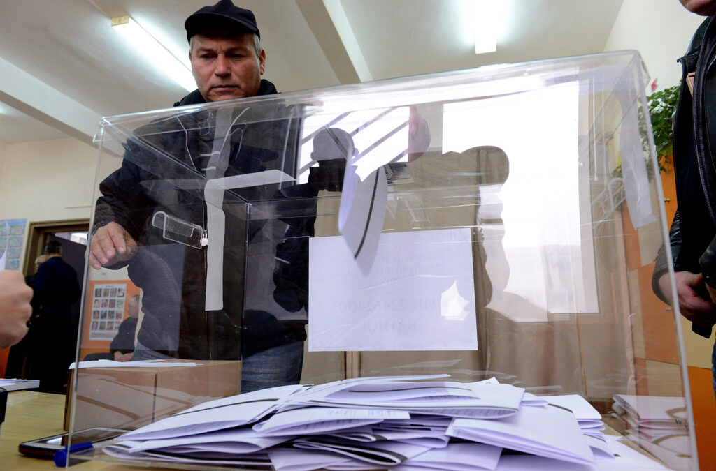 Избирателната активност към 10ч. в София е 2.29%, в Пловдив - 3.78%, във Варна - 2.53%