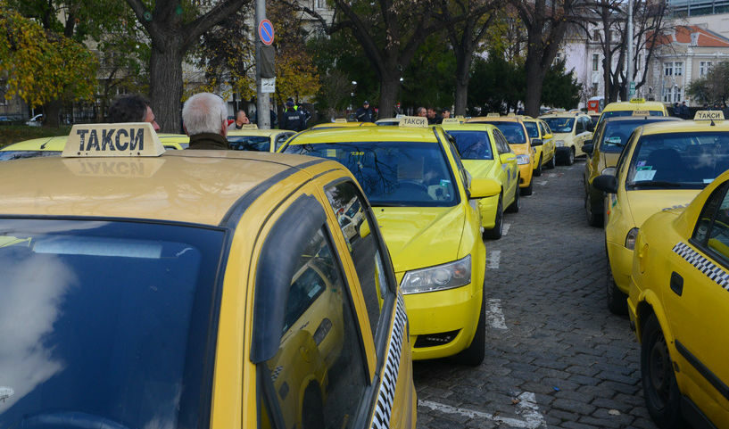 Таксиметровият шофьор, нападнал полицай, на свобода срещу 500 лева