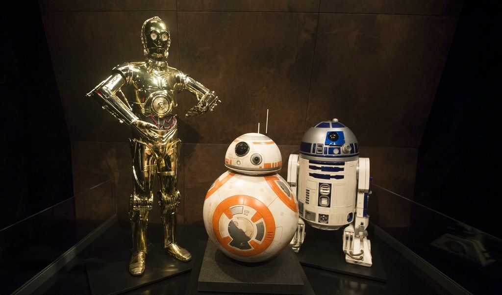 R2-D2 (най-вдясно) до своя "наследник" в новите серии BB-8 и приятеля си C-3PO