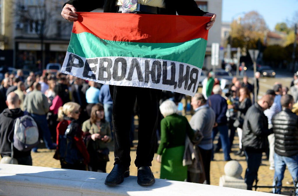 Около стотина полицаи протестират днес пред парламента