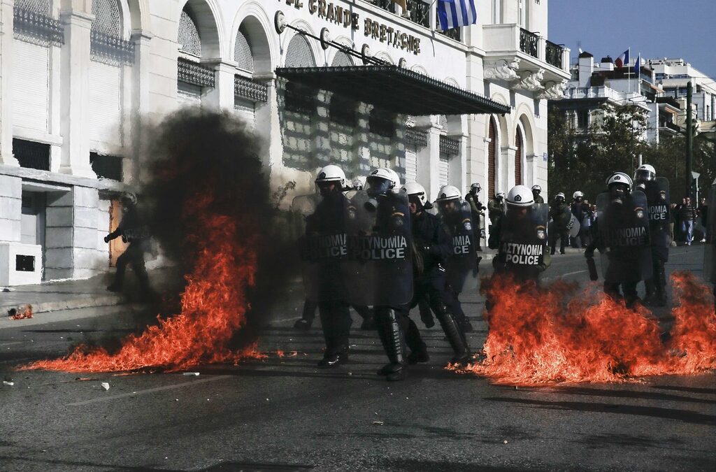 Хиляди гърци излязоха на протести срещу правителството и политиките за икономии Хиляди гърци излязоха на протести срещу правителството и политиките за икономии