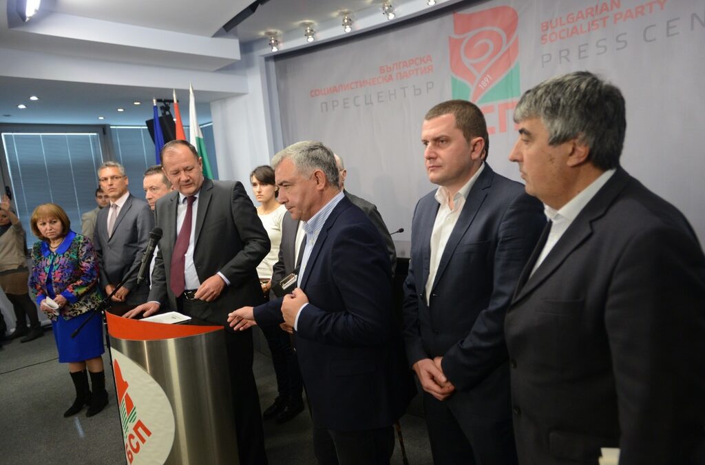 Кадърът е от пресконференция на тясното ръководство на БСП след поредната изборна загуба на местния вот през октомври.