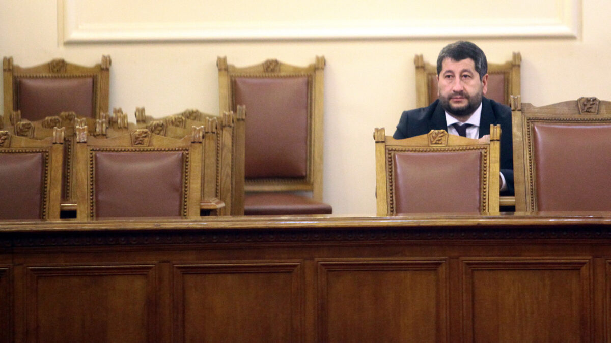 Правосъдният министър Христо Иванов по време на гласуването в пленарната зала