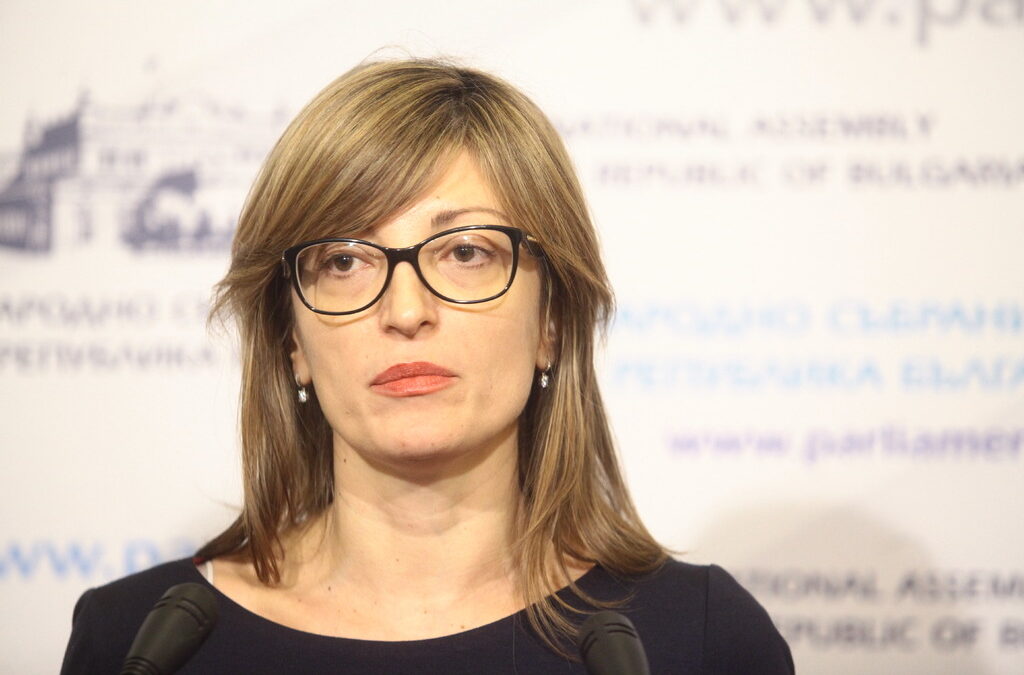 Номинираната за правосъден министър Екатерина Захариева вчера се среща с парламентарните групи, участващи в и подкрепящи правителството. Номинираната за правосъден министър Екатерина Захариева вчера се среща с парламентарните групи, участващи в и подкрепящи правителството.