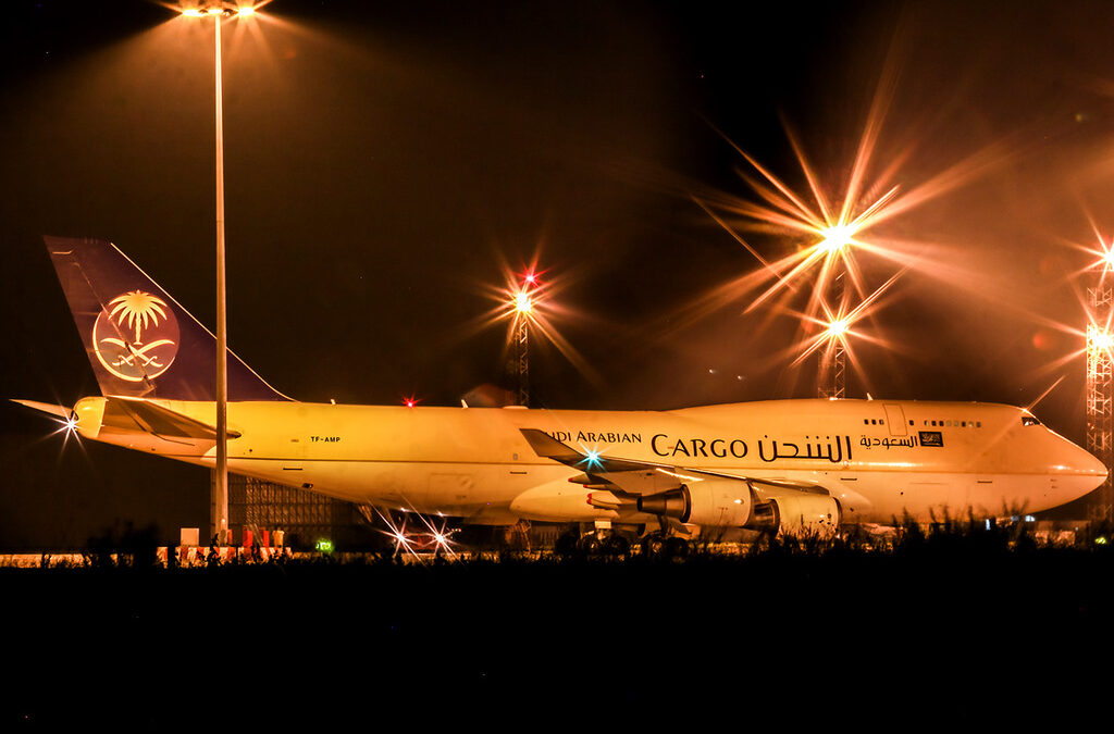 Самолет Cargo Boeing 747 на Саудитска Арабия на летище София на 4 ноември, 2014 г.