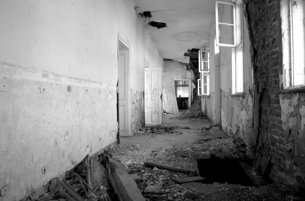 Историческото Къкринско ханче на 1 януари не работи, но за сметка на това вратите и прозорците на училището са широко отворени. Или илюстрация на отишлото си знание.