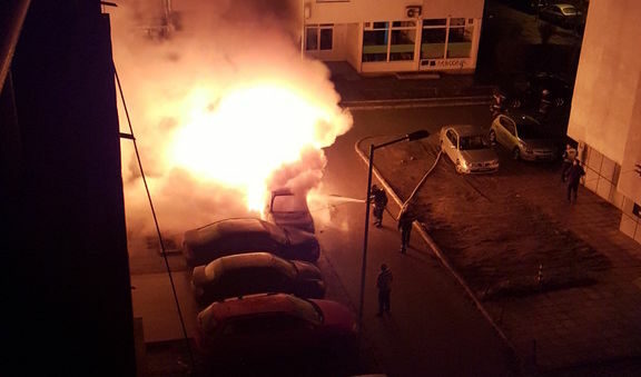 2 автомобила изгоряха тази нощ в кв. "Стрелбище". Ако се съди по останките, са стар "Нисан Микра" и новичка "Хонда Сивик". Към 01:30 през няколко минути се чуха 2 взрива, вероятно от експлодиращите резервоари. Впоследствие имаше малки експлозии от горящите автомобили.<br />
<br />
На снимката:<br />
Пожарникари в действие
