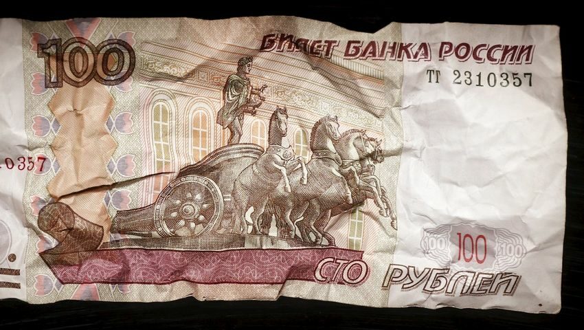 Продължава понижаването на обменния курс на рублата - вчера тя се търгуваше и за 84 за евро, а в края на деня поскъпна до около 82.6 за евро. Продължава понижаването на обменния курс на рублата - вчера тя се търгуваше и за 84 за евро, а в края на деня поскъпна до около 82.6 за евро.