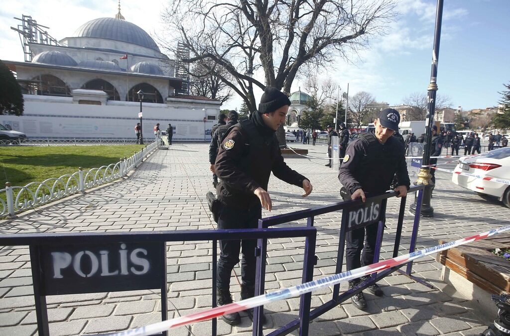 Полицията е отцепила района на взрива и в страната е обявена временна забрана за отразяване на инцидента.