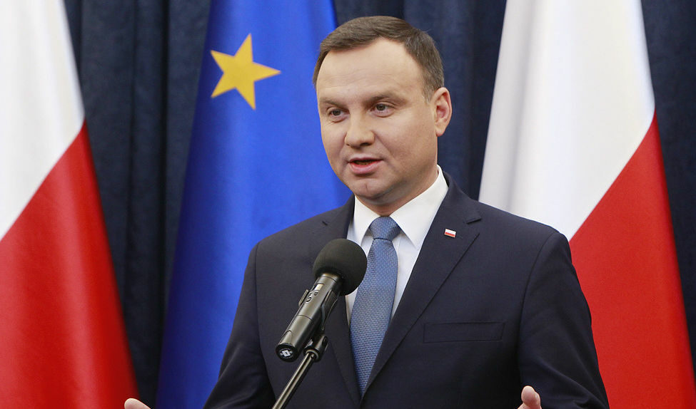 Президентът на Полша Анджей Дуда говори на пресконференция, след като беше прието спорното законодателство.