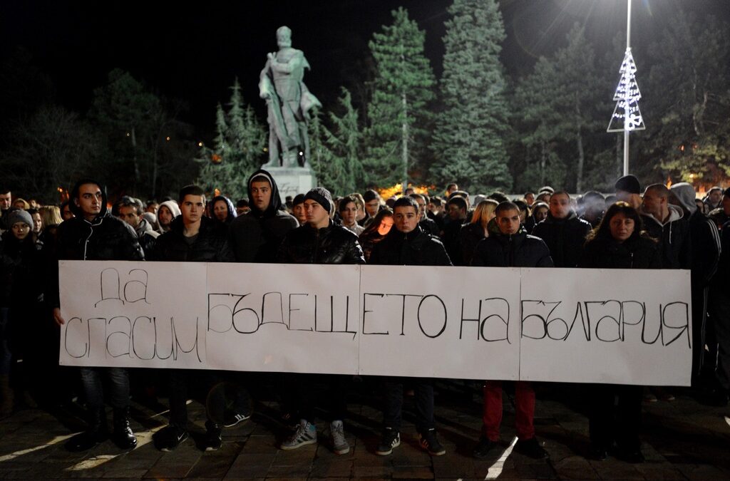 Стотици граждани на Враца излязоха на мълчалив протест след смъртта на 18-годишния Тодор Йорданов, който почина след свада и сбиване с двама души в центъра на Враца.