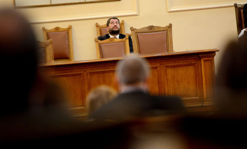 Заседанието на парламента за приемане на промените в Конституцията на второ четене, на което министърът на правосъдието Христо Иванов (на снимката) подаде оставка.