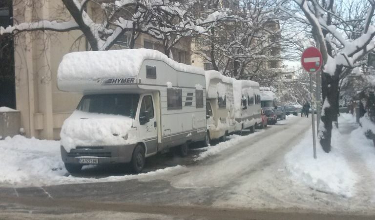 Паркоместата в София явно са в изобилие, затова общината е поканила собствениците на кепмпери и каравани да ги съхраняват от лято до лято по улиците на града.<br />
<br />
На снимката: район Лозенец