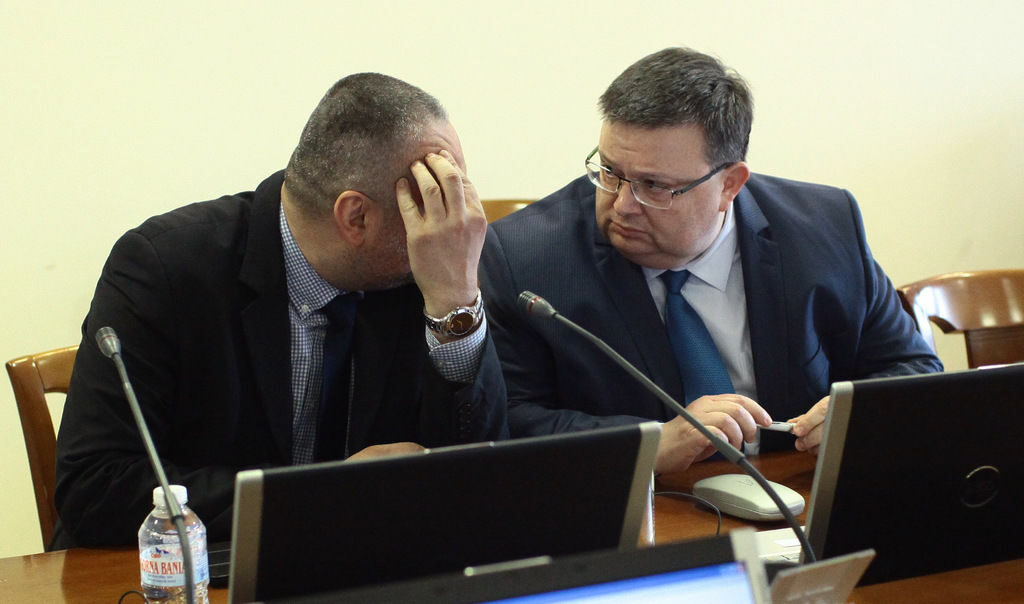 Главният прокурор Сотир Цацаров и председателят на Етичната комисия във ВСС Ясен Тодоров на днешното заседание на съвета. И двамата гласуваха за избора на Димитър Узунов.