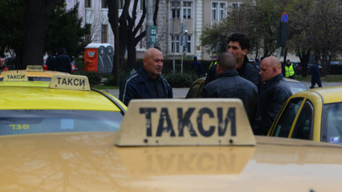 Такситата във Варна отново поскъпнаха след натиск от шофьорски синдикат