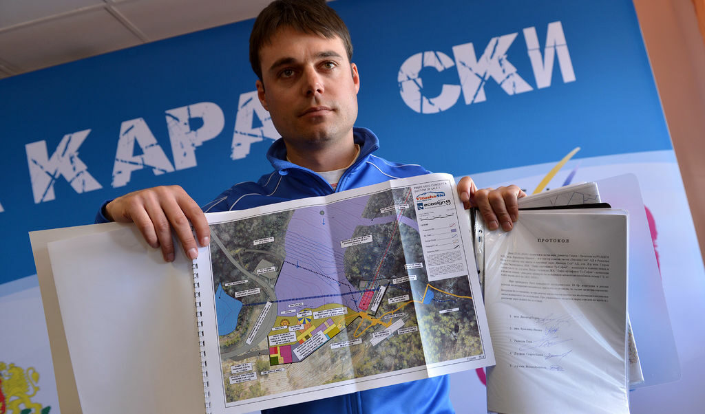 Радослав Пеев показва плановете за нова горна станция на кабинковата линия на финала на "Витошко лале" и протокола от една от двете комисия (вдясно), на която липсват каквито и да е опознавателни значи на агенцията по метрология