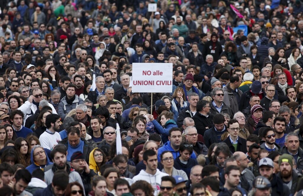 Стотици хиляди италианци протестираха срещу гей браковете