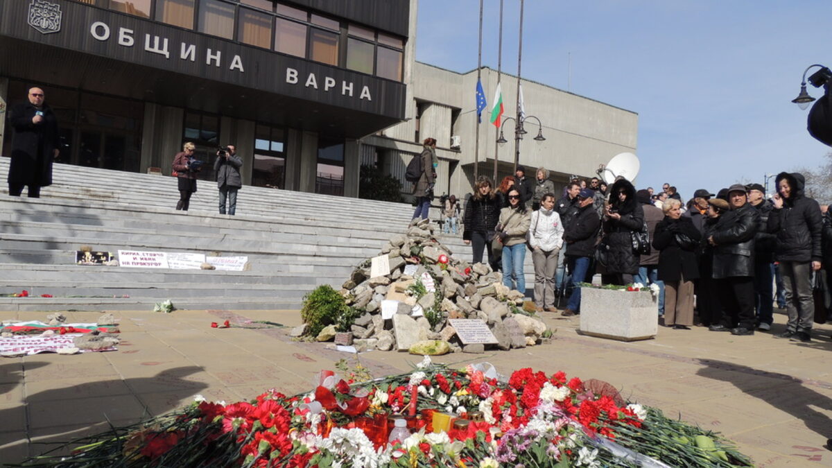 Първата грамада от камъни пред общината във Варна, издигната през март 2013 г. от граждани в памет на самозапалилия се Пламен Горанов. Първата грамада от камъни пред общината във Варна, издигната през март 2013 г. от граждани в памет на самозапалилия се Пламен Горанов.