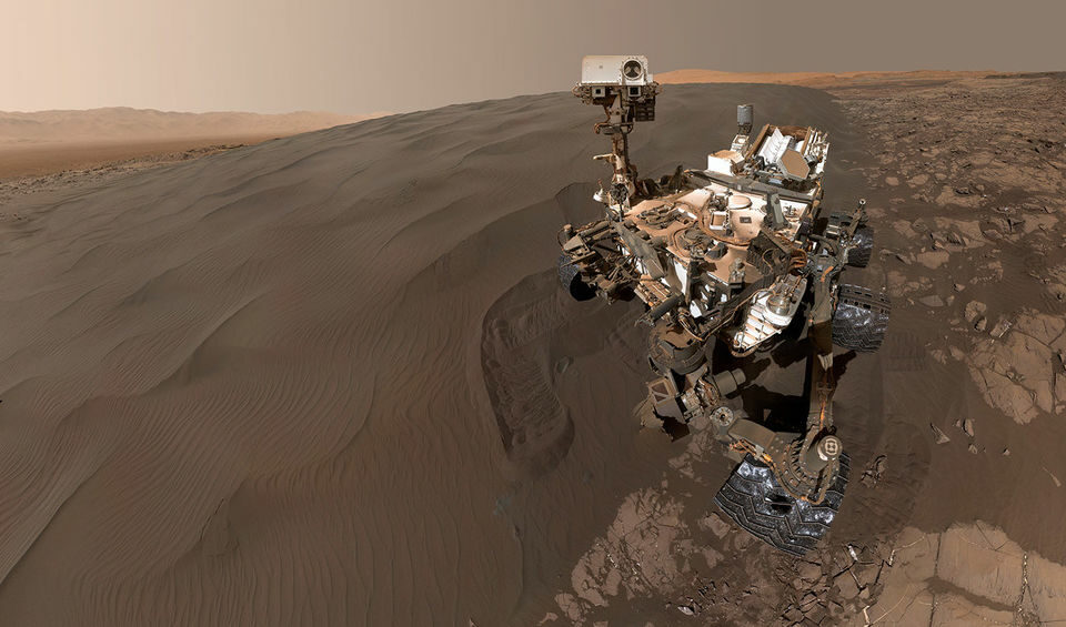 Снимка на деня: Марсоходът Curiosity поздравява Земята със селфи
