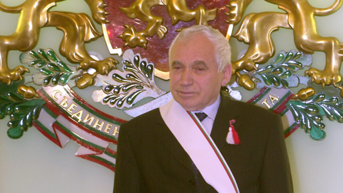 Снимката е от март 2005 г., когато президентът Желю Желев получи за 70-годишнината си орден "Стара планина" - първа степен, за изключително големите му заслуги към България като държавен глава, за приноса му в изграждането и утвърждаването на демокрацията.