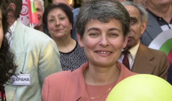 Ирина Бокова на митинг на БСП преди изборите 2001 г.
