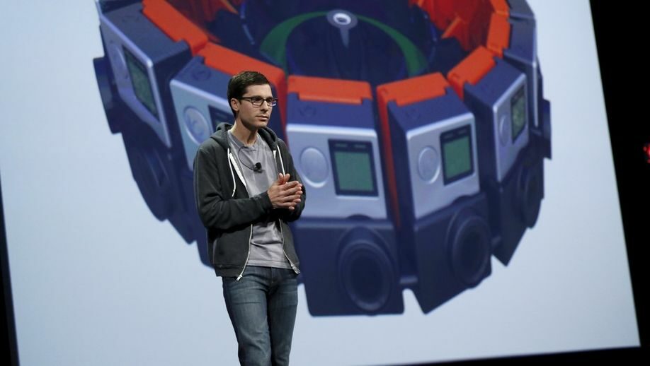 Клей Бейвър, ръководител на отдела за разработка на виртуална реалност в Google.