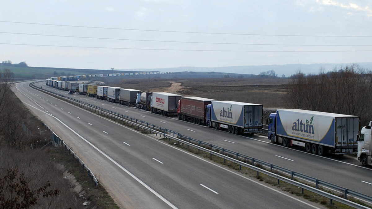 Пълна блокада от ядосани шофьори на южната граница Пълна блокада от ядосани шофьори на южната граница