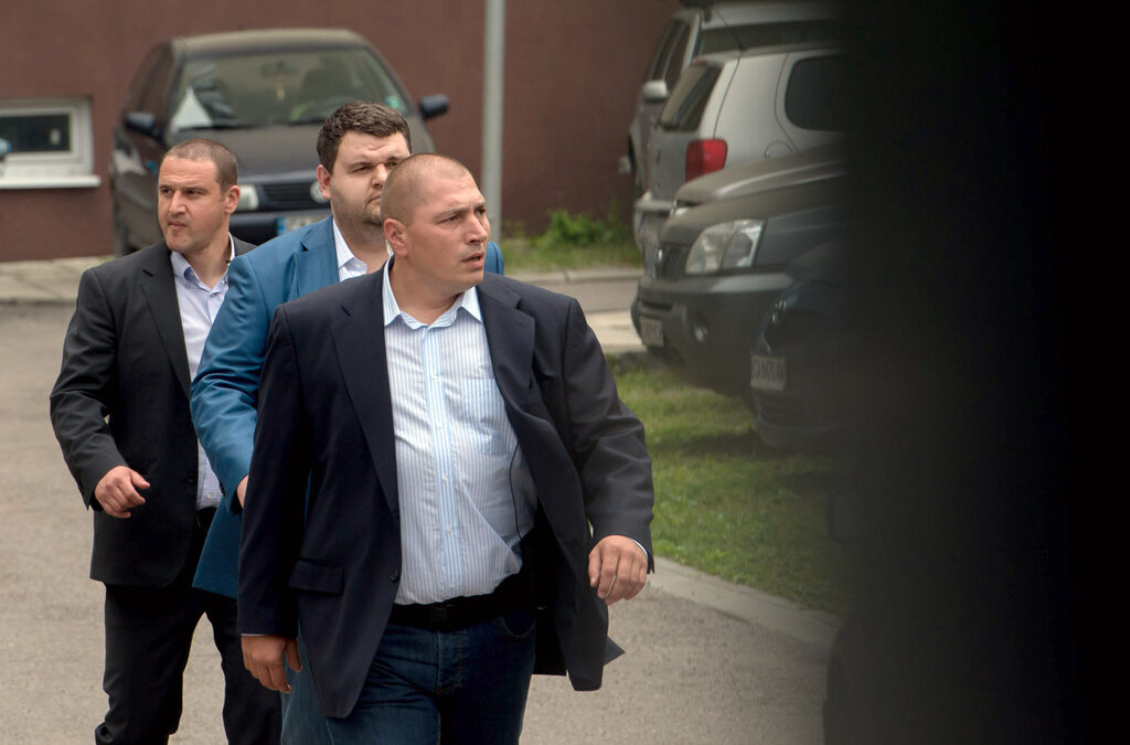 Депутатът от ДПС винаги се е движел със сериозна охрана, но от частна компания. Депутатът от ДПС винаги се е движел със сериозна охрана, но от частна компания.