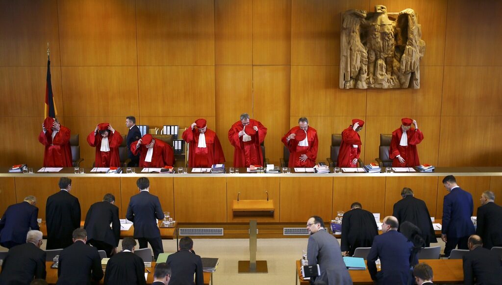 Магистратите от Конституционния съд заемат местата си в началото на процеса.